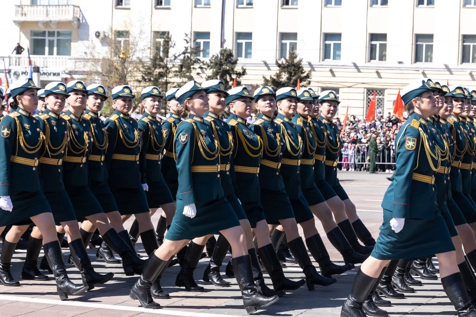 Дорогие друзья, от администрации города и от себя лично от всей души поздравляю вас с Днем защитника