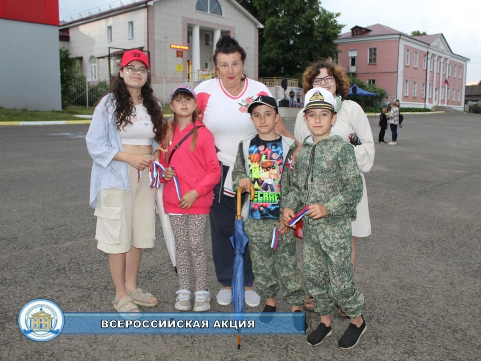 🇷🇺 Всероссийская акция "Российский Триколор"

12 июня в нашем городе прошла акция - волонтёры разд