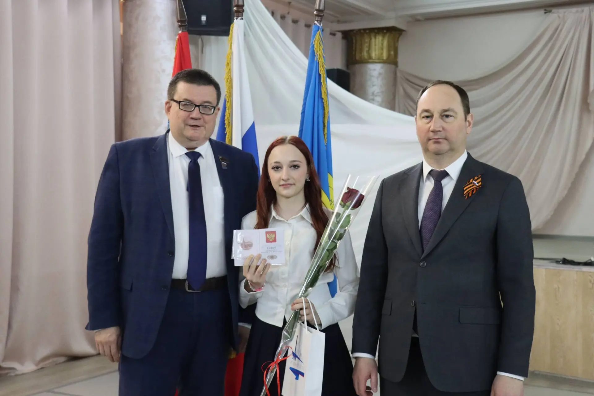 Первый шаг во взрослую жизнь: Сергей Мужальских и Андрей Голубев вручили паспорта 14-летним жителям 
