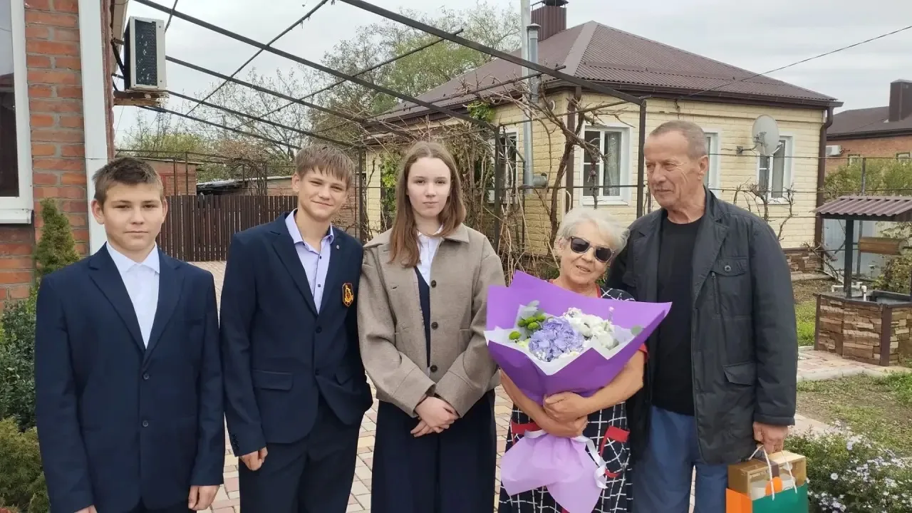 Учащиеся 8а, 8б классов поздравили с Днём Учителя ветеранов педагогического труда Внуко...