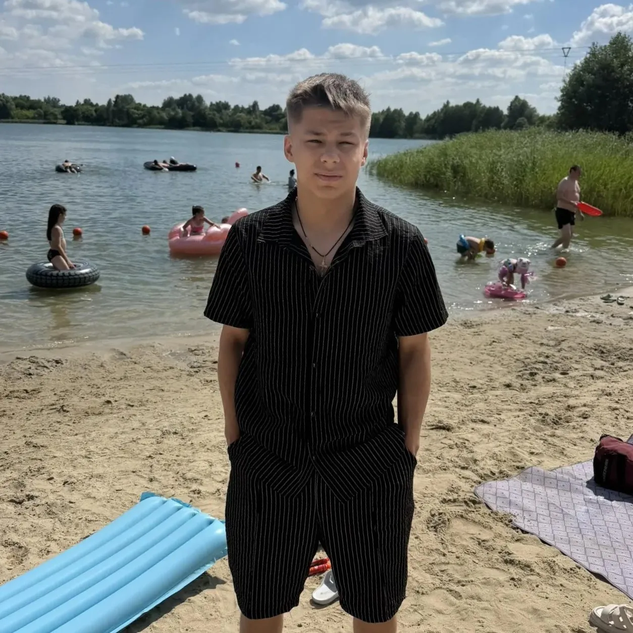 Каникулы в самом разгаре ☀️ 

Всё идёт по плану: отдых, солнце, настроение 🌊🏖️