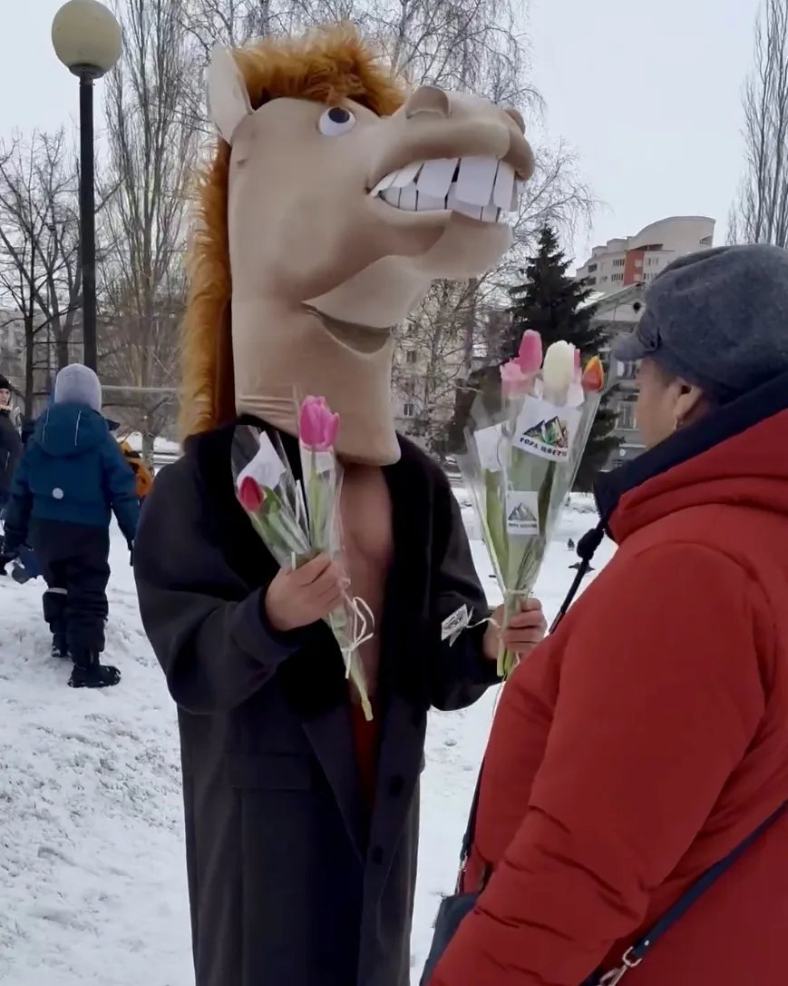 Вот такой Конь в пальто вчера дарил тюльпаны женщинам в Барнауле 💐