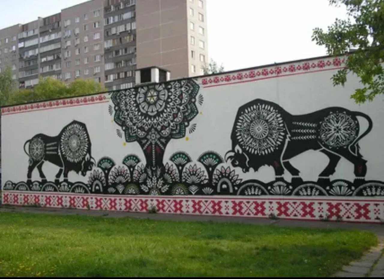Рисунки с орнаментом в Минском дворике 😍 Фото сделано пару лет назад)