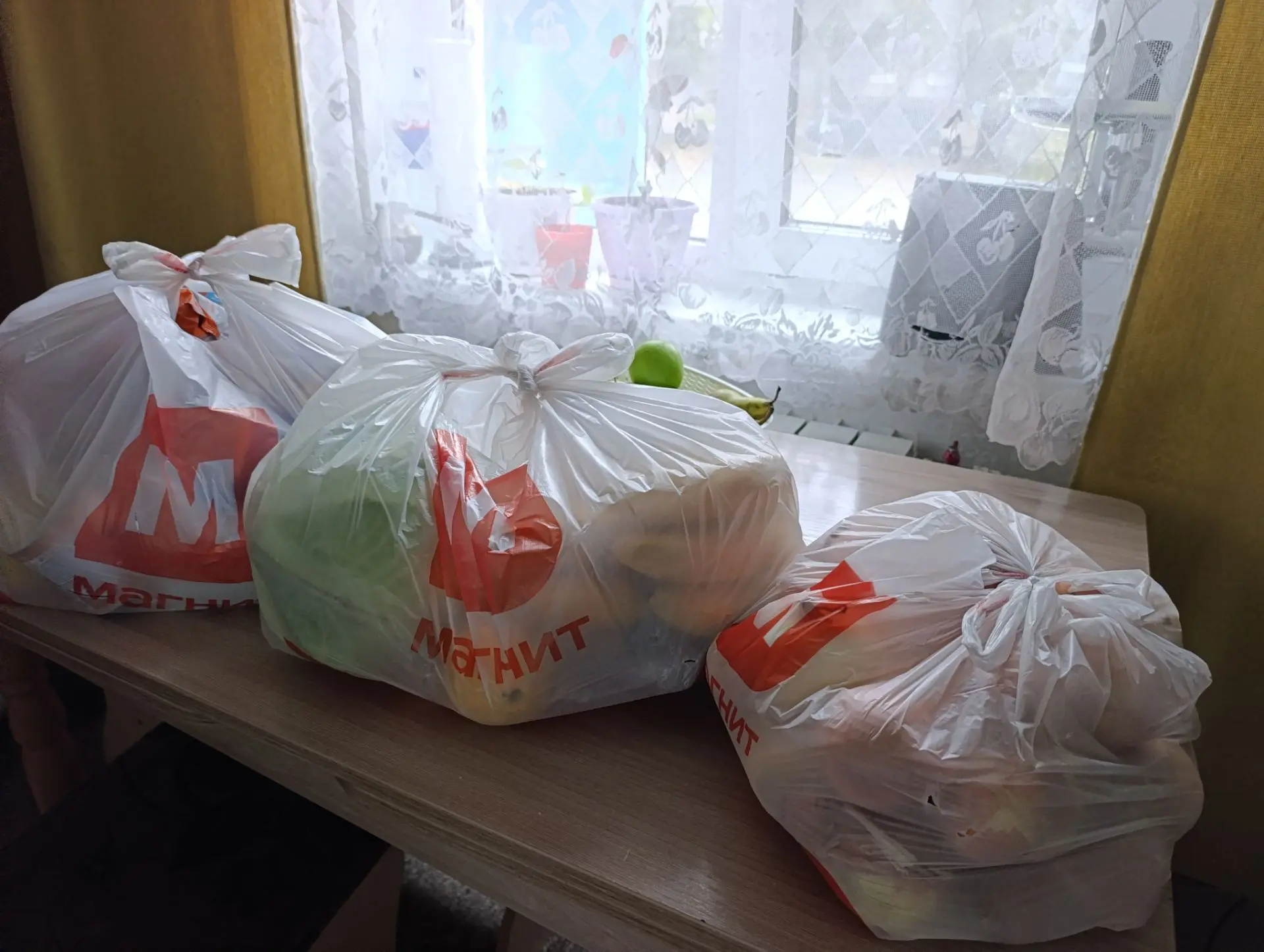 Тем временем привезли доставку продуктов 🚚
