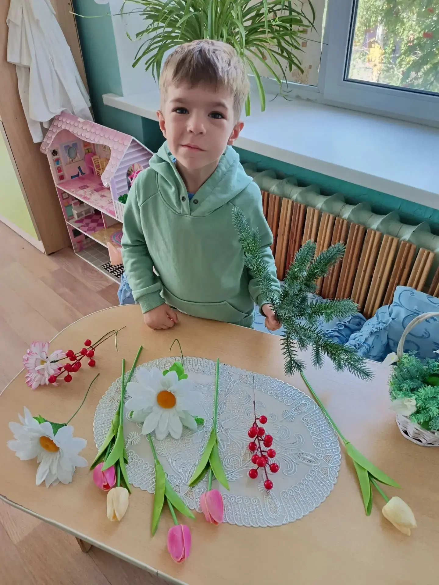 Воспитанники группы "Пчёлка"  познакомились с профессией- Флорист. В играх и художестве...