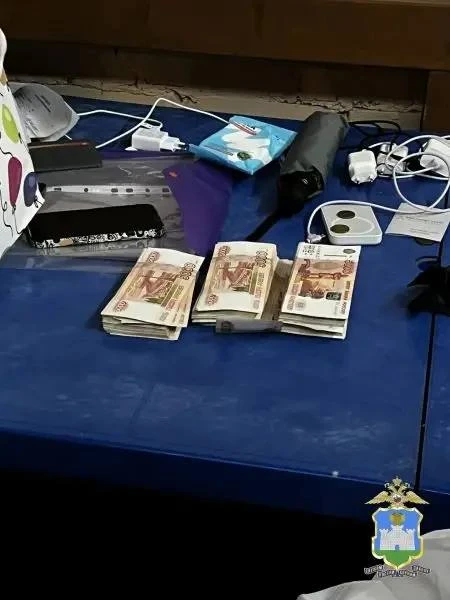 В Орле задержали 21-летнюю курьершу телефонных мошенников.