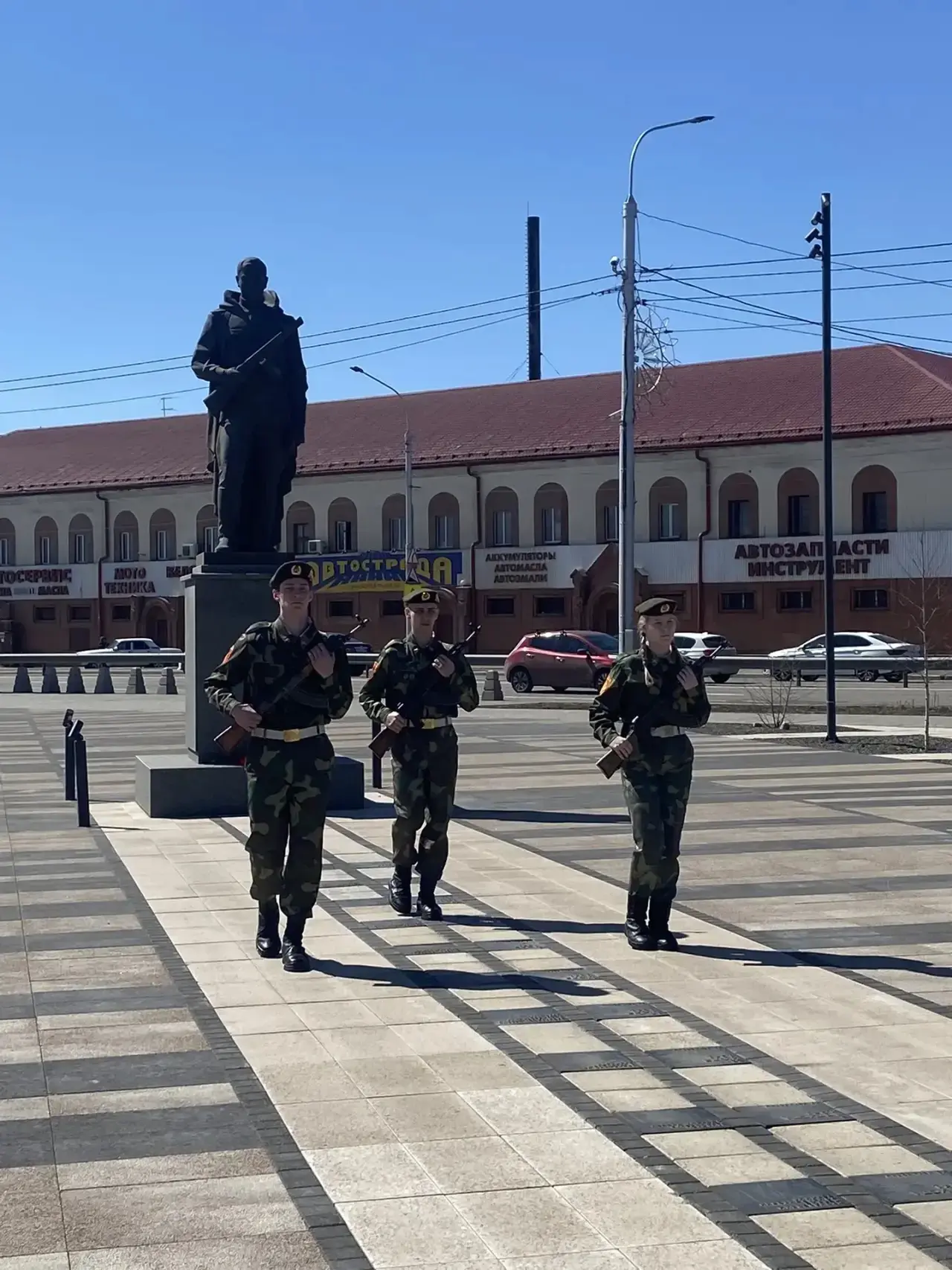 В преддверии великого праздника — Дня Победы — ученики нашей школы посетили Мемориал По...