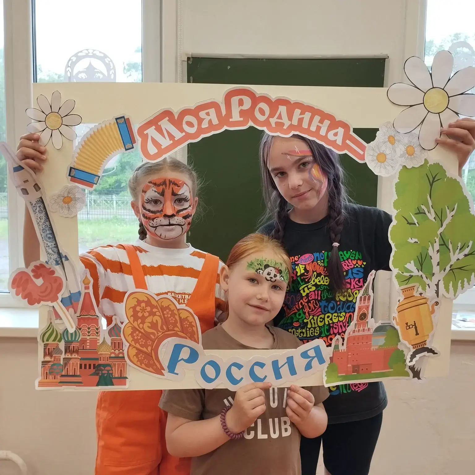 Сегодня в нашем лагере прошёл особенный день, посвящённый Дню России! 

Мы начали утро с бодрой заря