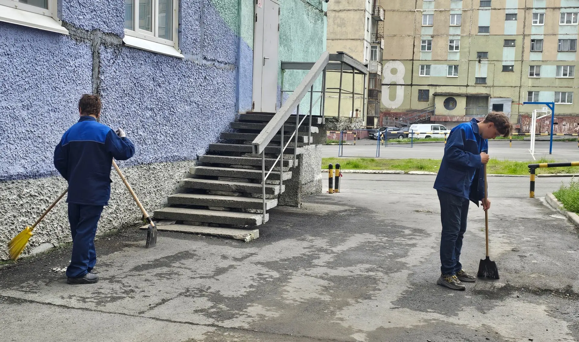 15 июля трудовой отряд «СКАТ» МБОУ «Гимназия №5» начал день активно — убирали дворы и школьную терри