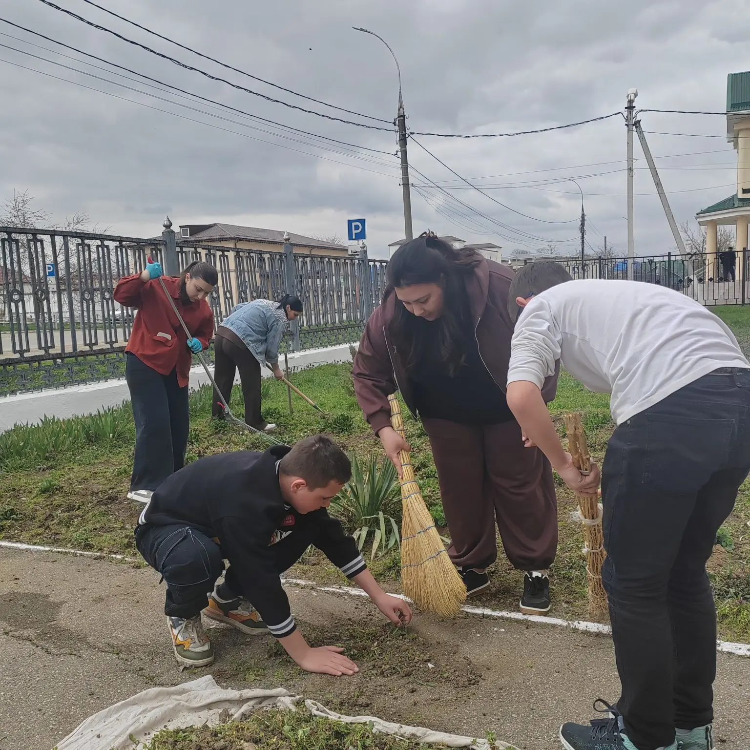 Сегодня в нашей школе-интернате прошёл субботник, и это был настоящий праздник труда и ...