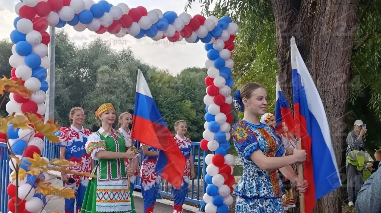 На Верхнем пруду — торжественное открытие моста. В числе почетных гостей заместитель ге...