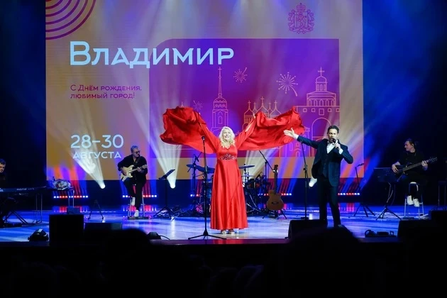 🎵 Одним из подарков ко Дню города стал «Живой концерт» Антона и Виктории Макарских.