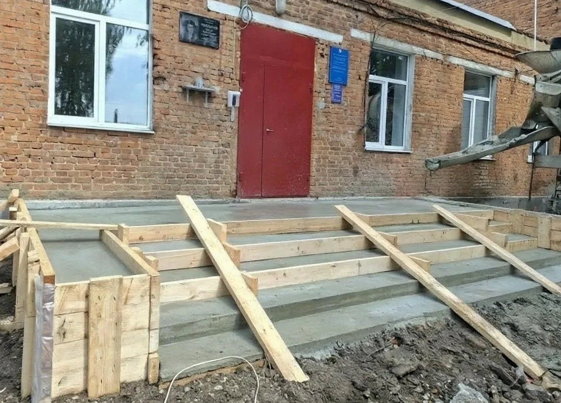 🎓В Щекинском районе продолжается подготовка школ к новому учебному году. Остается всего месяц, кото