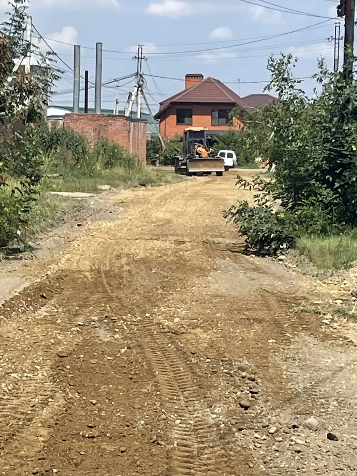 Продолжаются работы по грейдированию и отсыпке  дорог в пгт. Тлюстенхабль- это дорожные работы напра