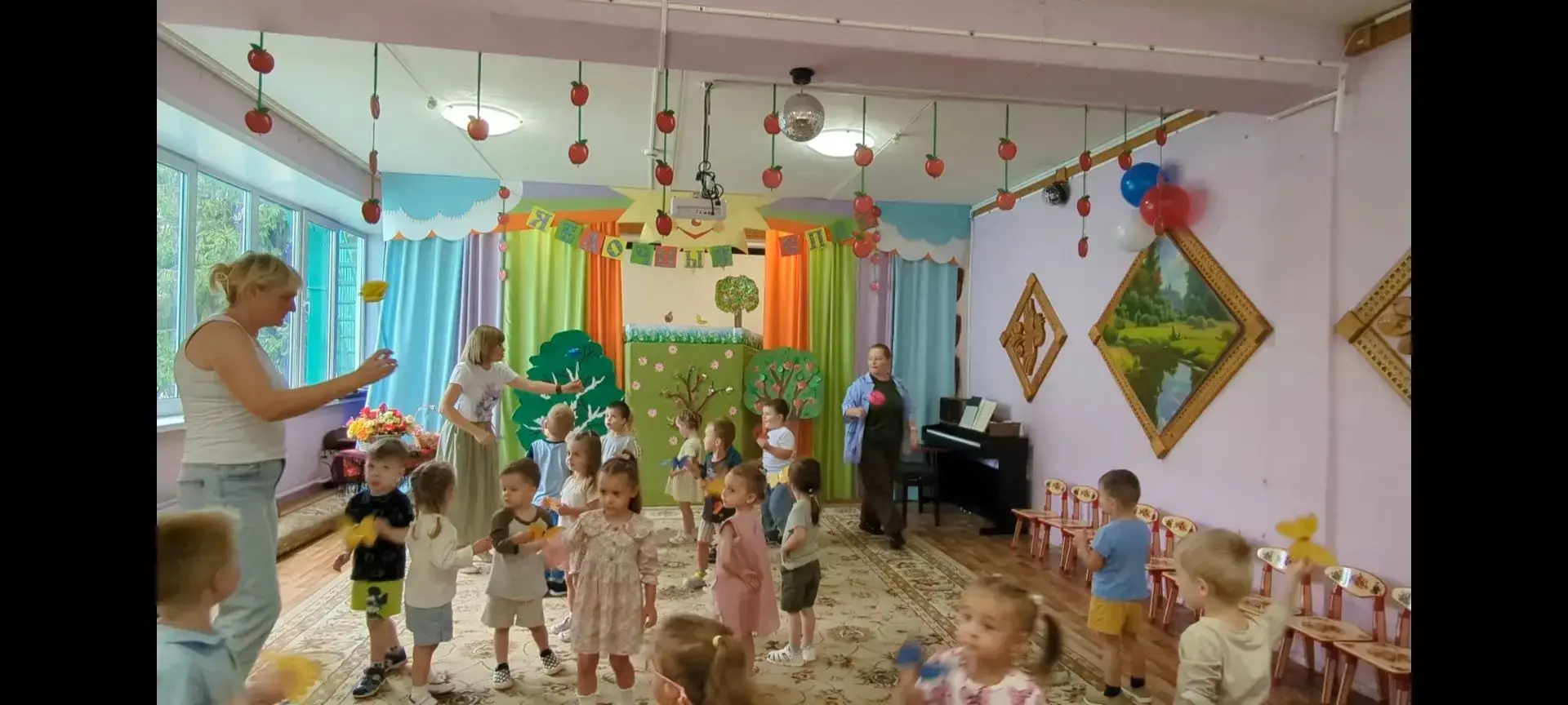В учебном корпусе 4 ребята всех возрастных групп весело отметили  "Яблочный спас". На п...
