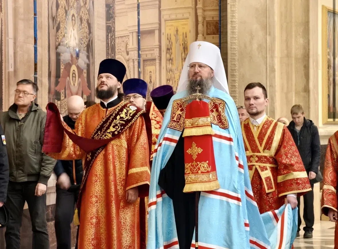 Литургию в Неделю жен-мироносиц в главном храме Приморья совершил митрополит Павел