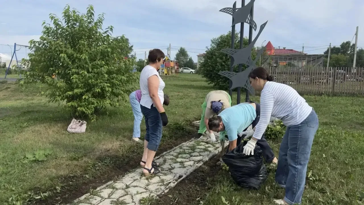 Сквер «Пионер» преобразился в преддверии Дня шахтёра 

В жилом районе Пионер прошёл субботник. На пр