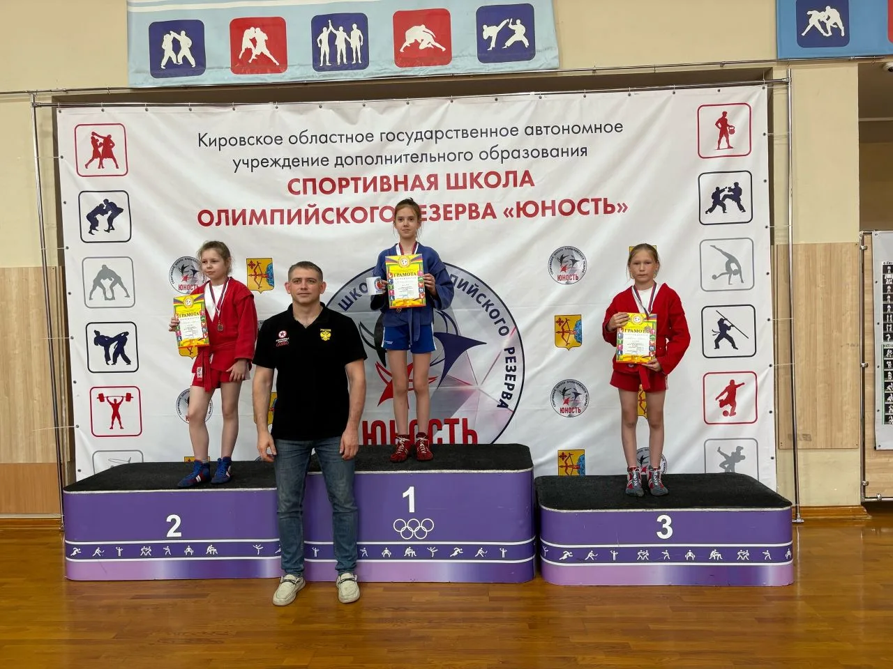 Наши самбисты вернулись из Кирова с бронзовыми медалями 🥉🥉🥉