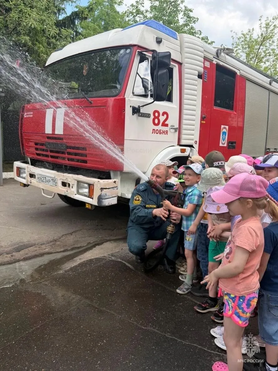 🚒 Юные герои из Лобни узнают больше о профессии пожарных  Сотрудники отдела надзорной деятельности и