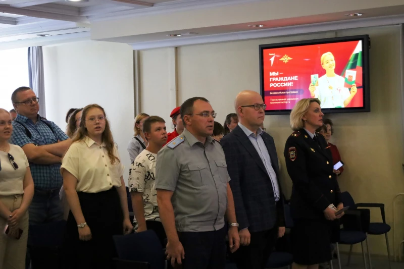 📕Юным кировчанам торжественно вручены первые паспорта гражданина Российской Федерации

🇷🇺В канун 