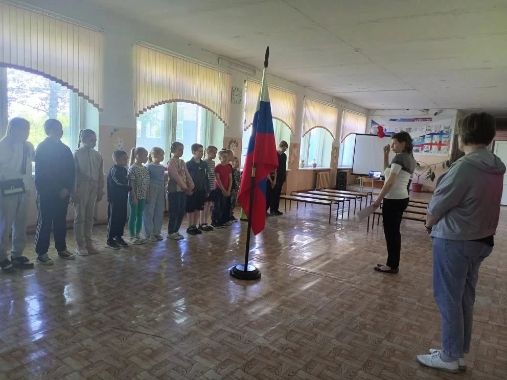 Сегодня 1 июня в детском оздоровительном лагере с дневным пребыванием детей "Солнышко",...