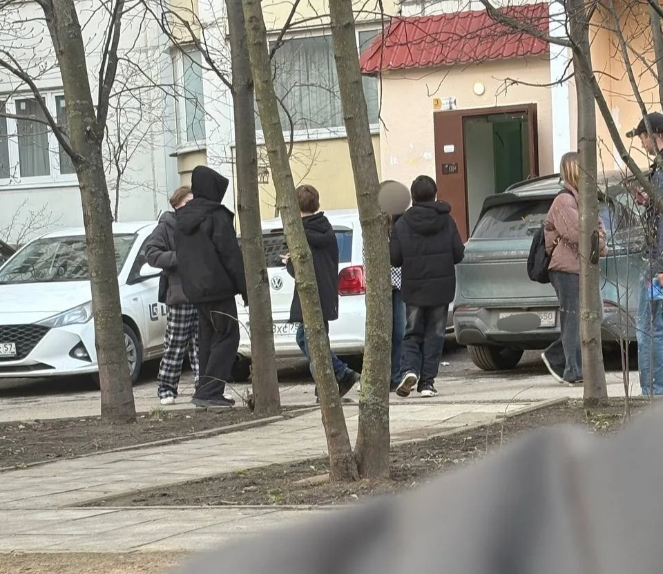 Чьи дети балуются под окнами на Гагарина 18? Сначала кидали какую то фигню с балконов на машины и гр