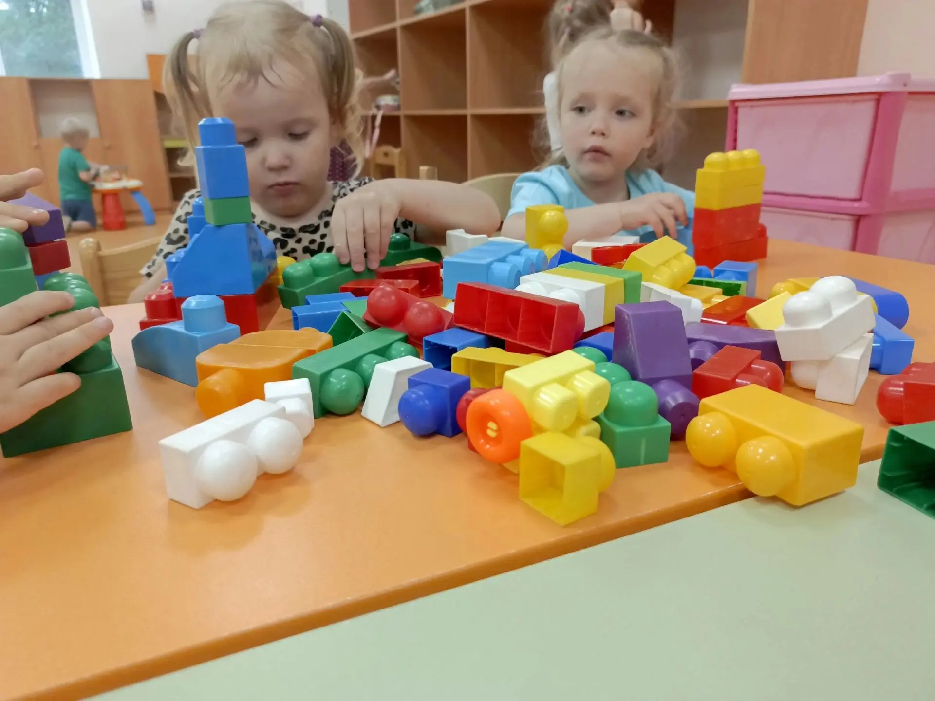 ☔ За окном дождь, капли стучат по подоконнику, а у нас в группе — настоящая строительная площадка! �