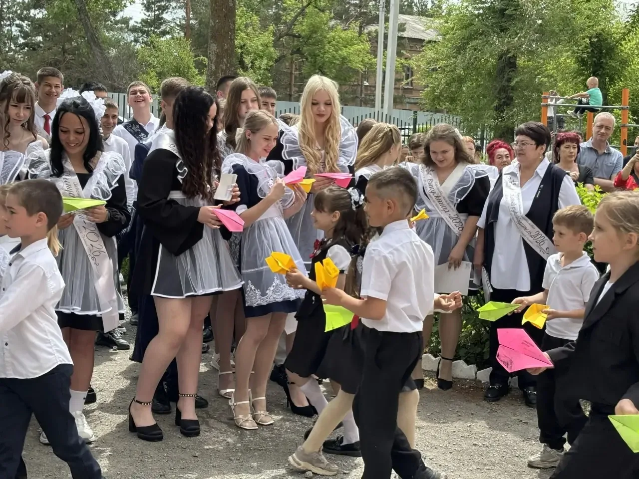 Последний звонок🔔   💫"Самолётик будущего" – трогательная традиция "Навигаторов детства" на Последнем
