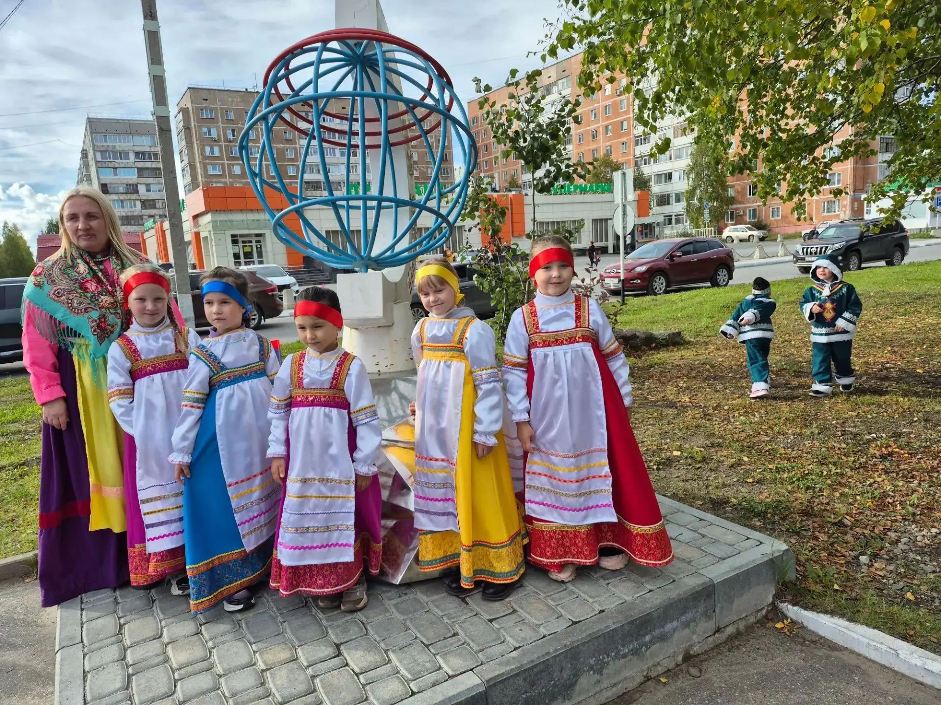 Яркие костюмы, зажигательные песни, огромный хоровод, национальные игры, прекрасные лок...