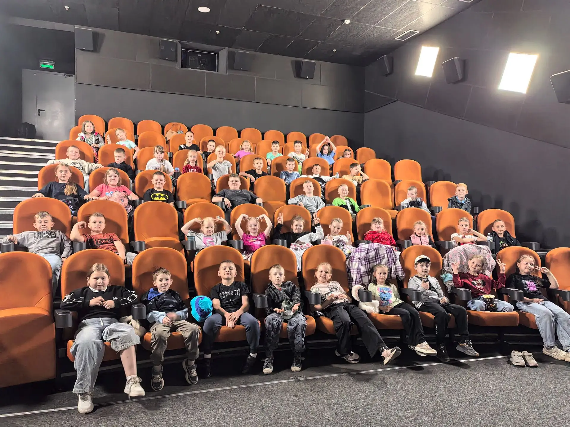 🎬 Экскурсия в мир сказки!

Наш лагерь выбрался в кинотеатр на премьеру мультфильма «Кощей. Тайна жи