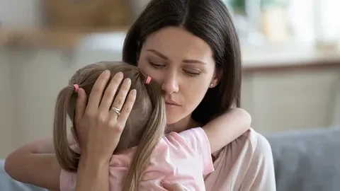Нужно ли утешать ребенка?

Однажды ... пятилетняя Марианна вернулась из детского сада с пылающим лиц