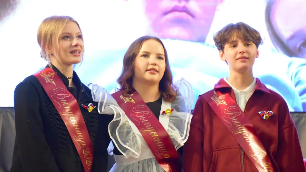 🔔 В Южно-Сахалинске прозвучали последние звонки  Сегодня для выпускников города завершился важный эт