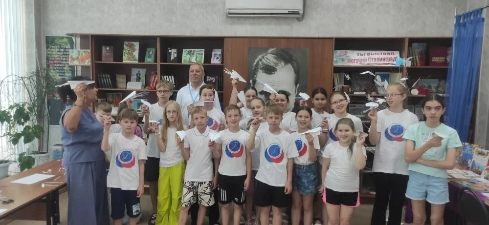 🤝7 отряд сегодня накануне Дня России посетил библиотеку им.В.С.Шукшина.  Ребята познакомились с жиз