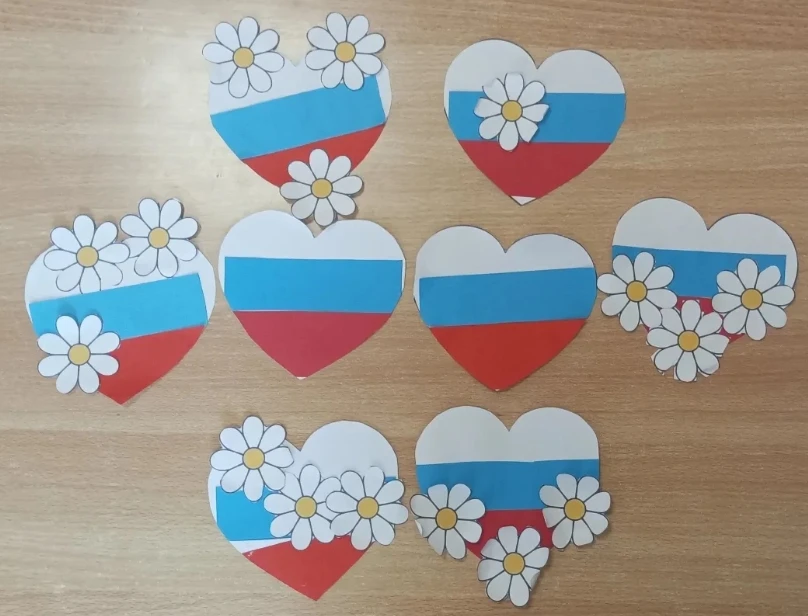 Друзья, наши малыши создали потрясающие творческие работы ко Дню России!

Оцените! Получилось красив