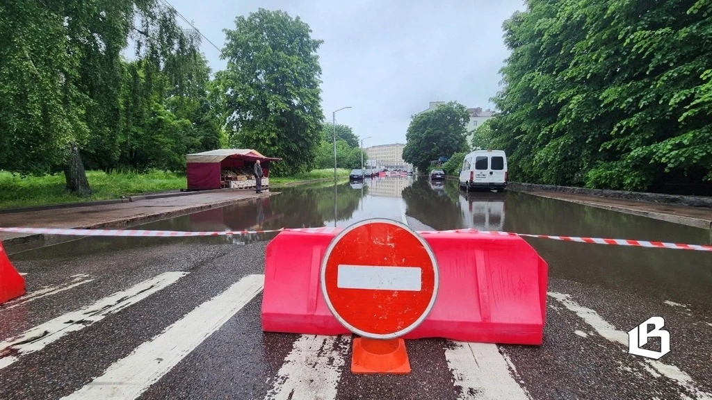 Не Выборг, а Венеция!🌊

В дождливую погоду тротуары и дорога превращаются в реки и каналы, видимо о