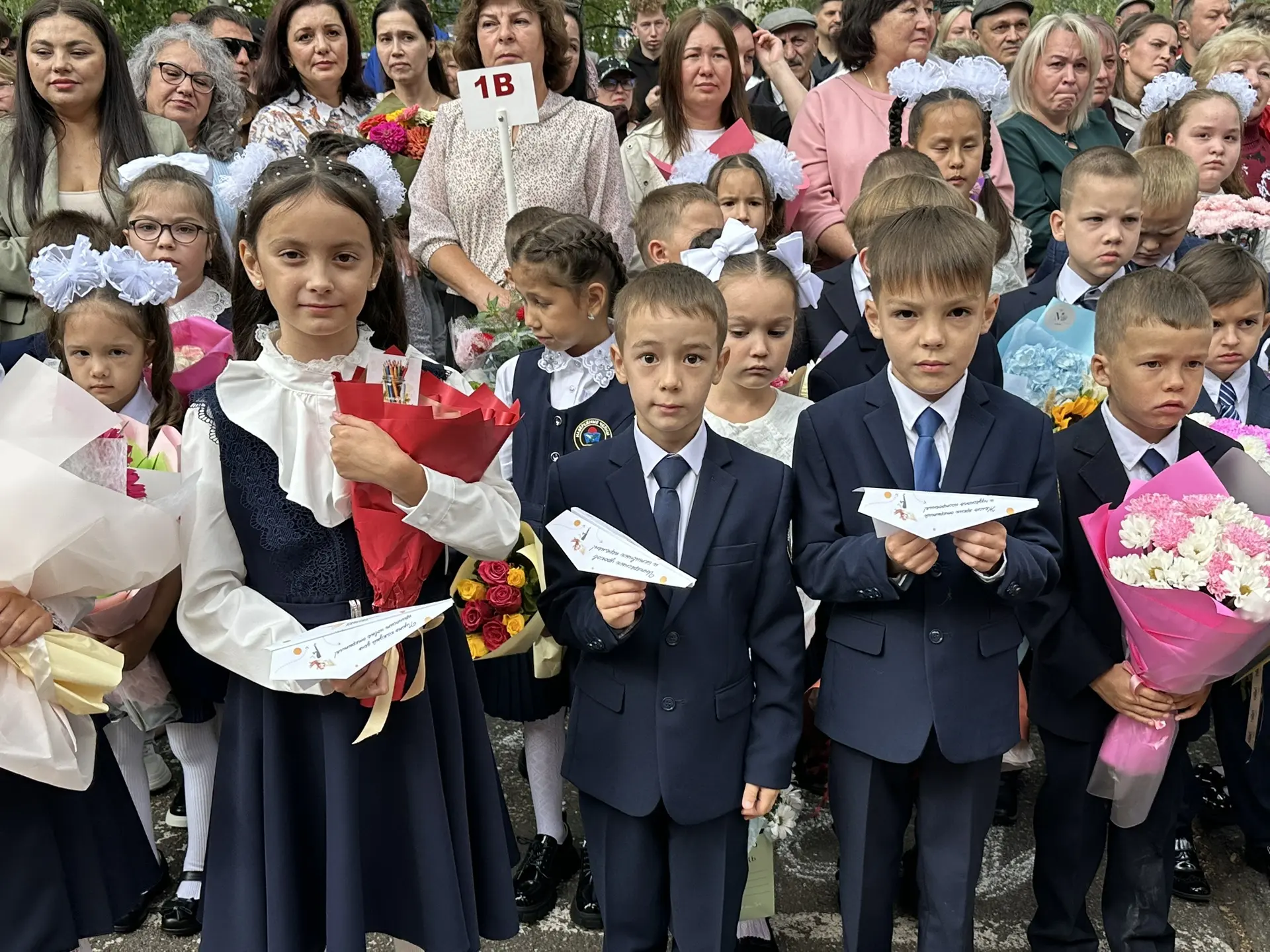 В рамках торжественной линейки прошла трогательная акция «Самолётик будущего». Её смысл...