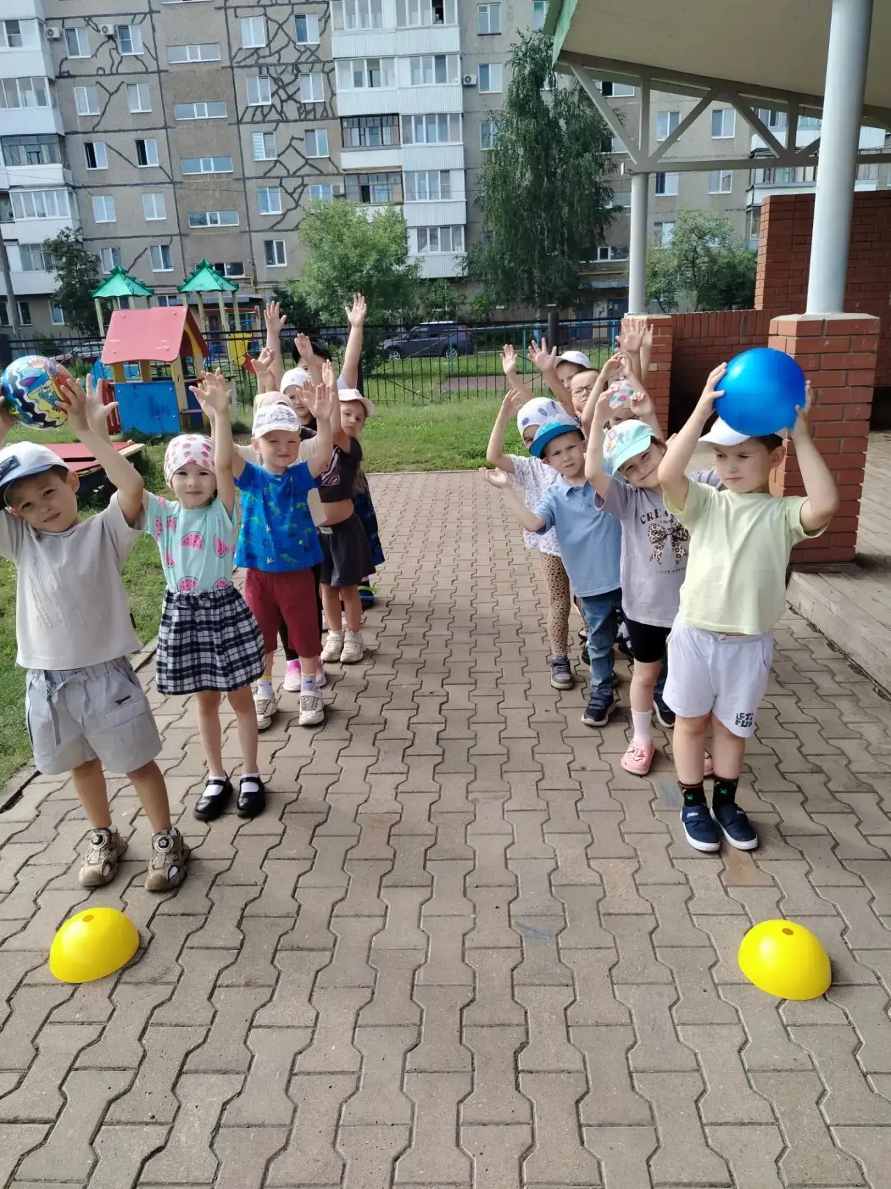 Педагог  Сафина Зульфира Габитовна 
Старшая группа №5
🏀Мой весёлый, звонкий мяч, Ты куда помчался в