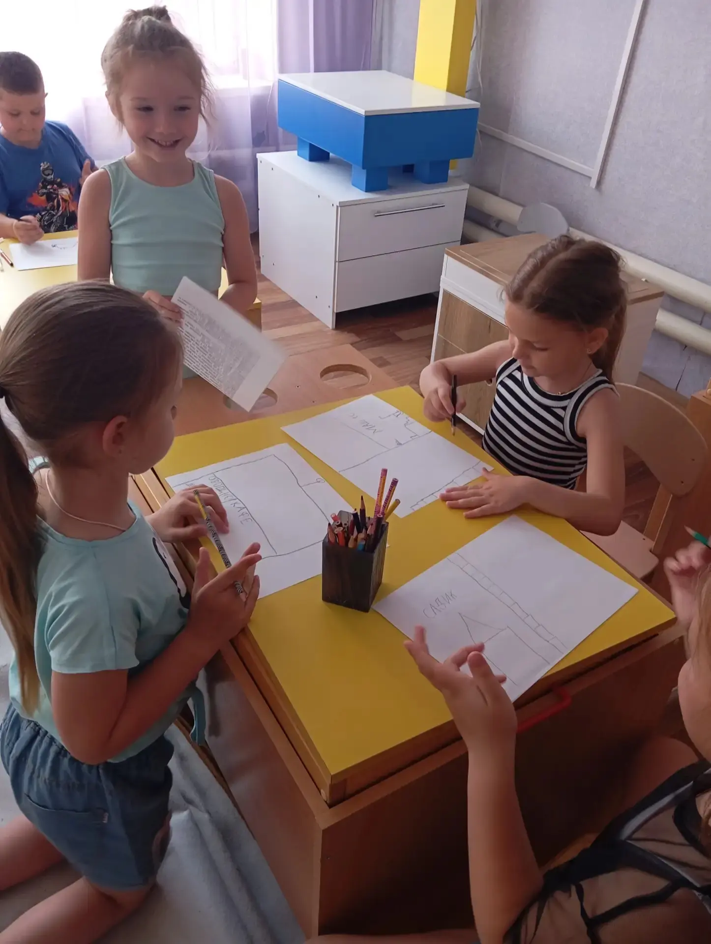 Для всех ребят, которые скоро отправятся в школу, был проведён урок-презентация "Знаменитые лица Рос
