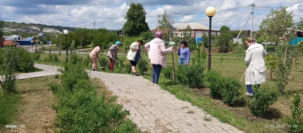 Приняли участие в субботнике. Привели закрепленную территорию парка в порядок. Обработа...