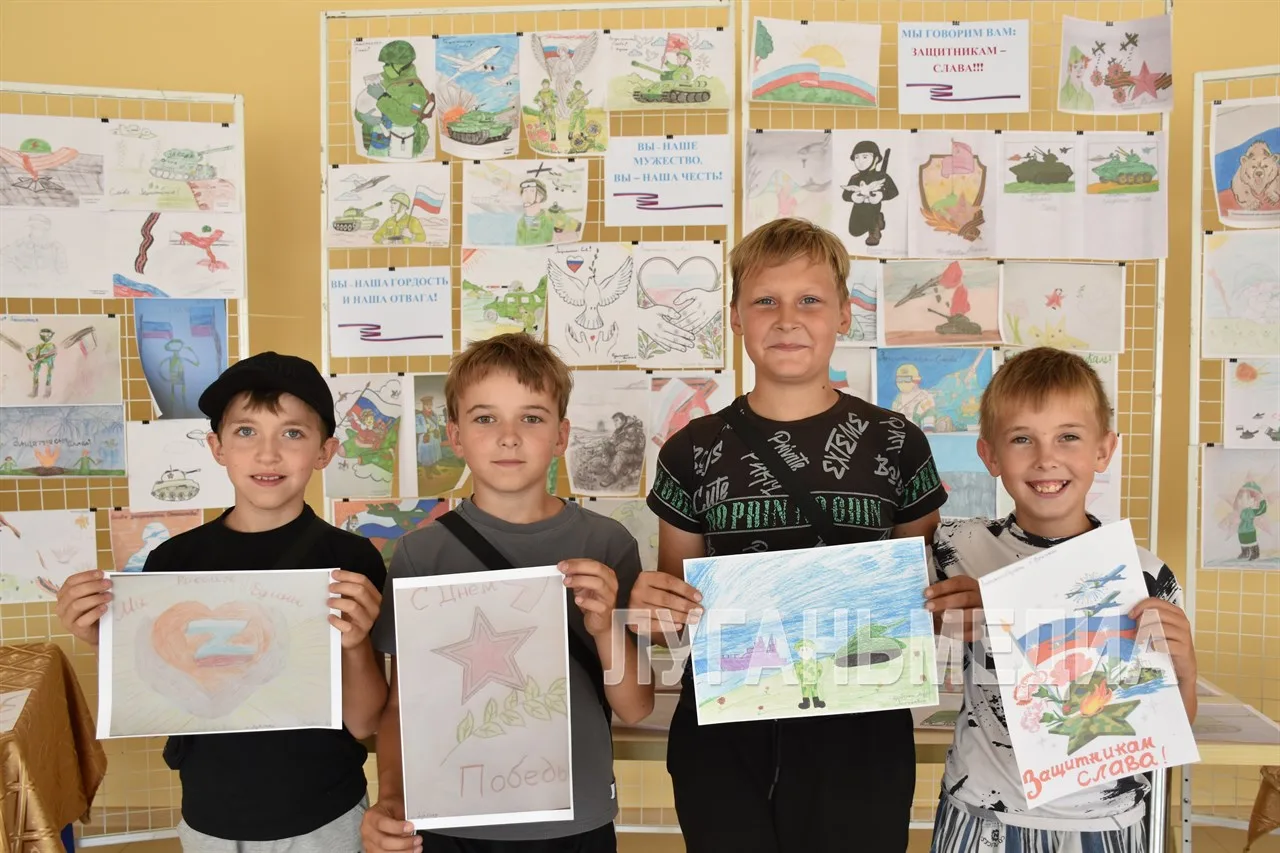 🌟В Белокуракинском Доме культуры открылась выставка детских рисунков «Защитникам – слава!»

🎨Автор