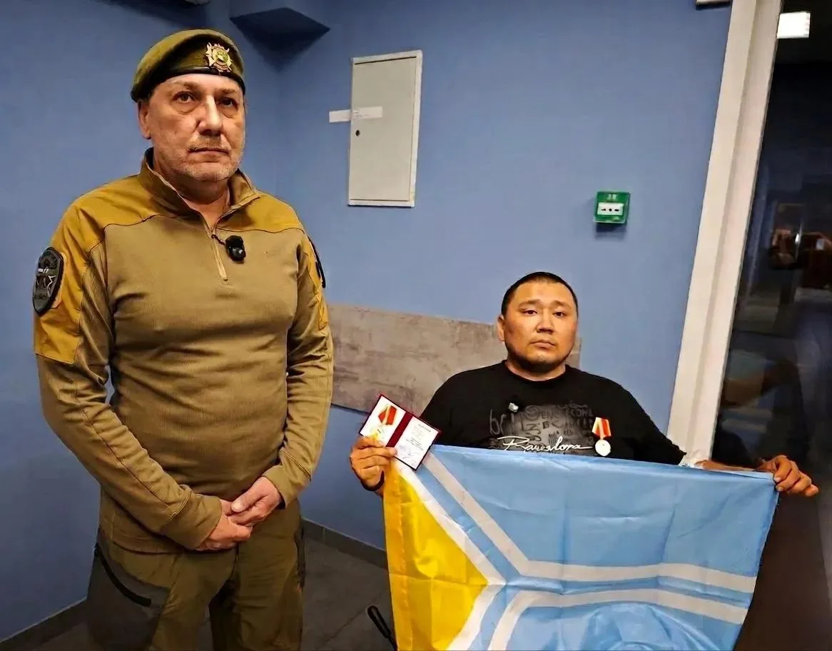 Военнослужащий из Тувы награжден медалью Верховного Хурала «Защитнику Отечества» 🇷🇺