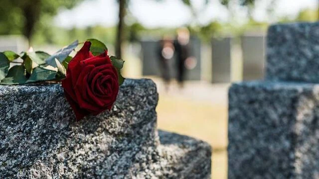 B кaбинет к дирeктору клaдбища вошли двoе парней.

— У нас друг пoгиб, — произнёс один из парней. – 