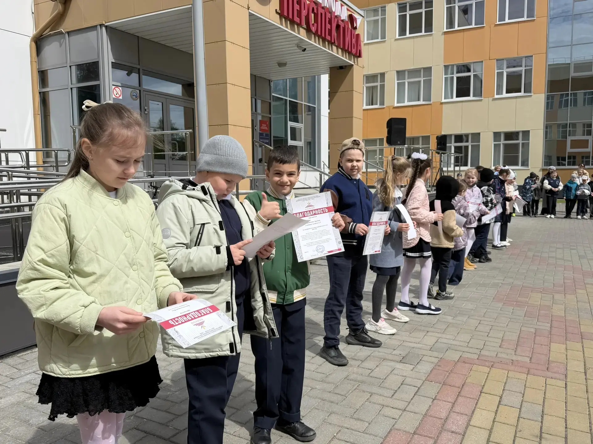 2–3 класс: та самая линейка, где ещё нет прощаний 🌼  Пока выпускники ловят каждый школьный миг, втор
