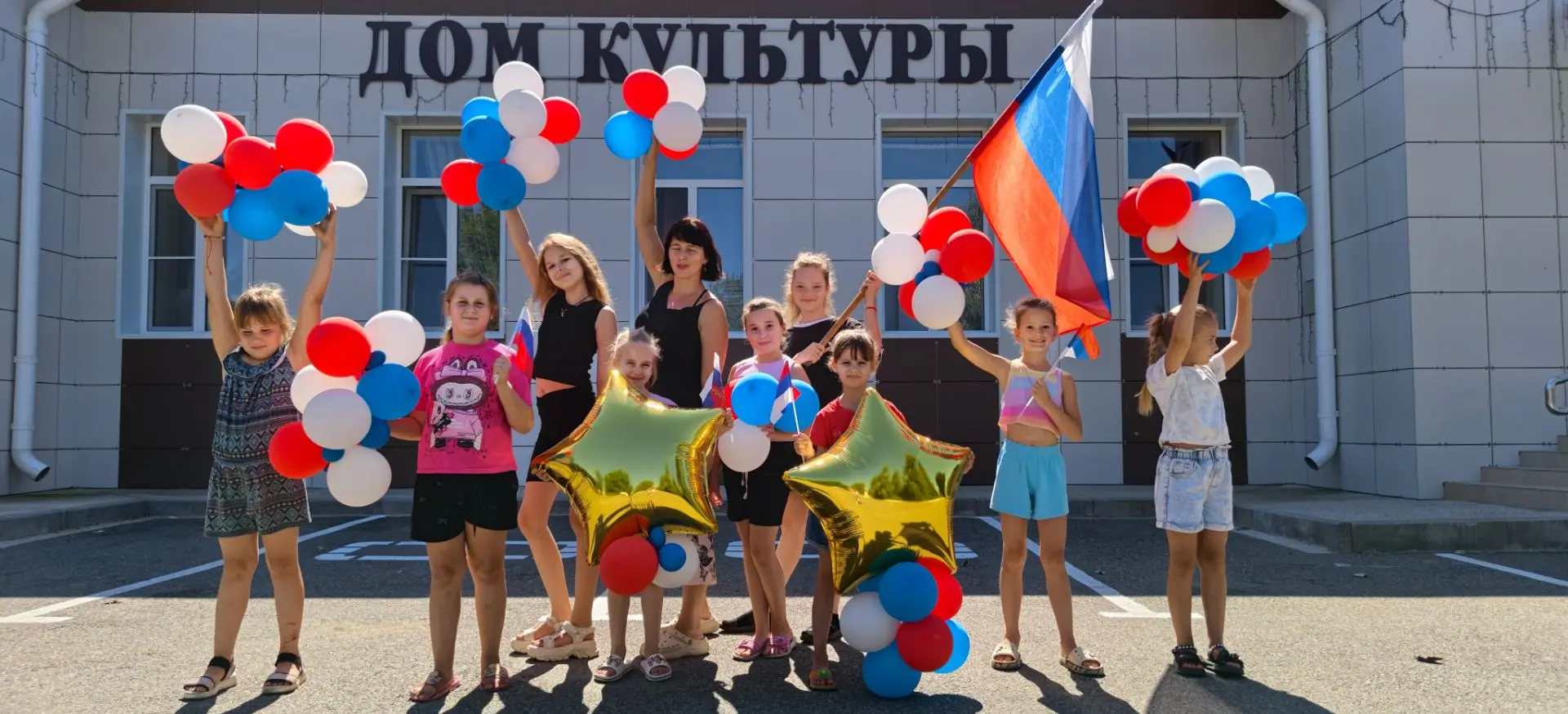 🇷🇺Госудаоственный Бело-сине-красный Флаг России имеет более чем 300-летнюю историю.