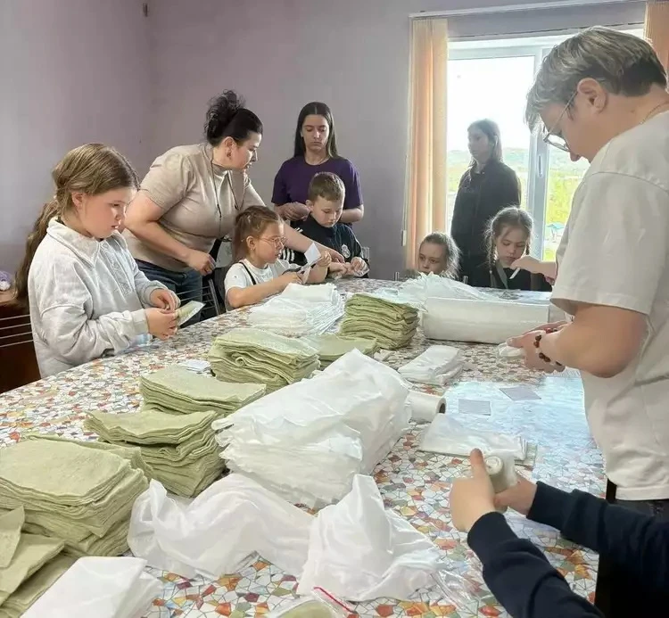 Маленькие жители Североморска помогли волонтерам собрать посылки для военнослужащих

🧒 Ученики горо