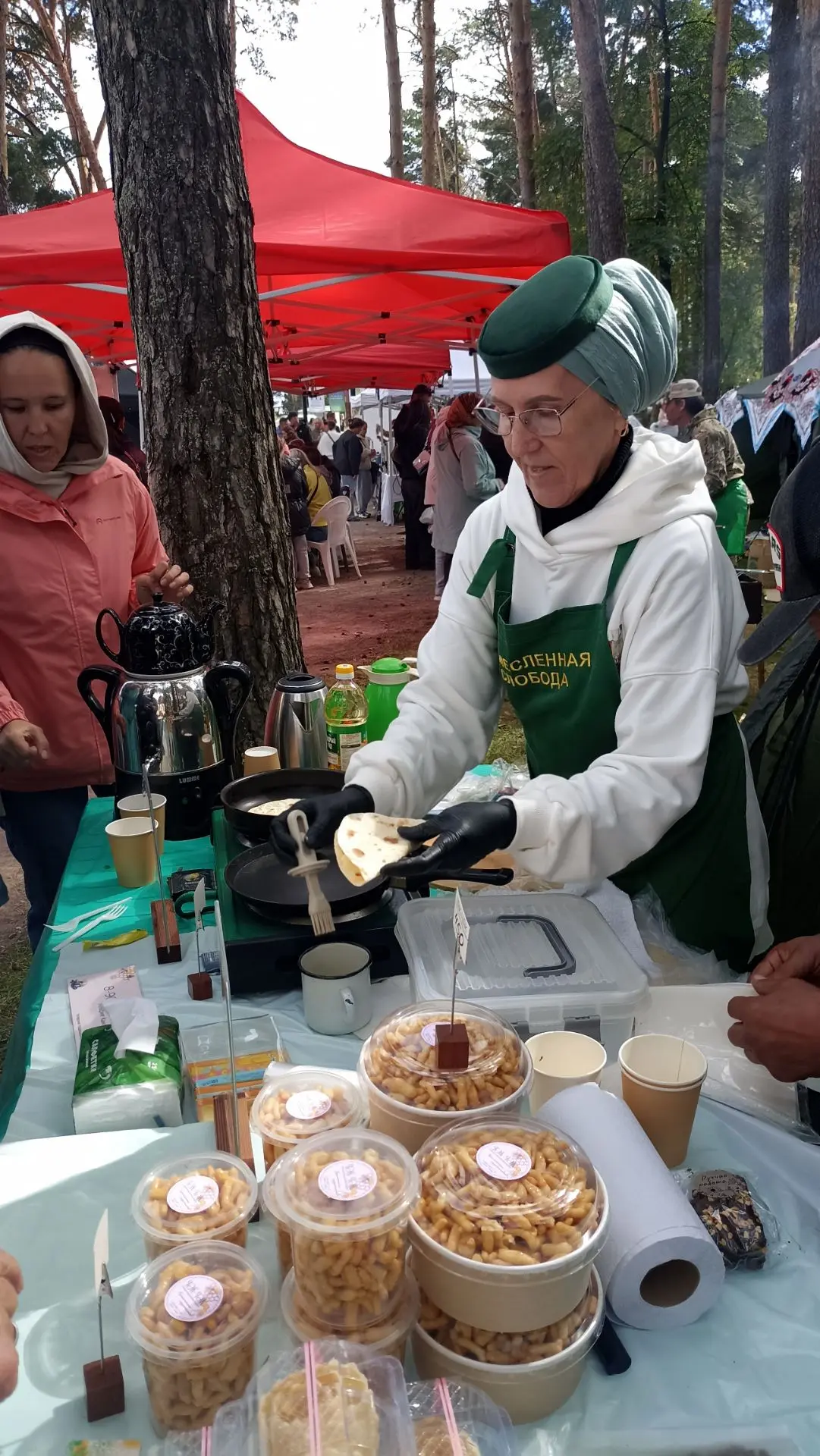 Палатки с местной продукцией, обжорные ряды, ярмарка мастеров и даже студия био-энергет...