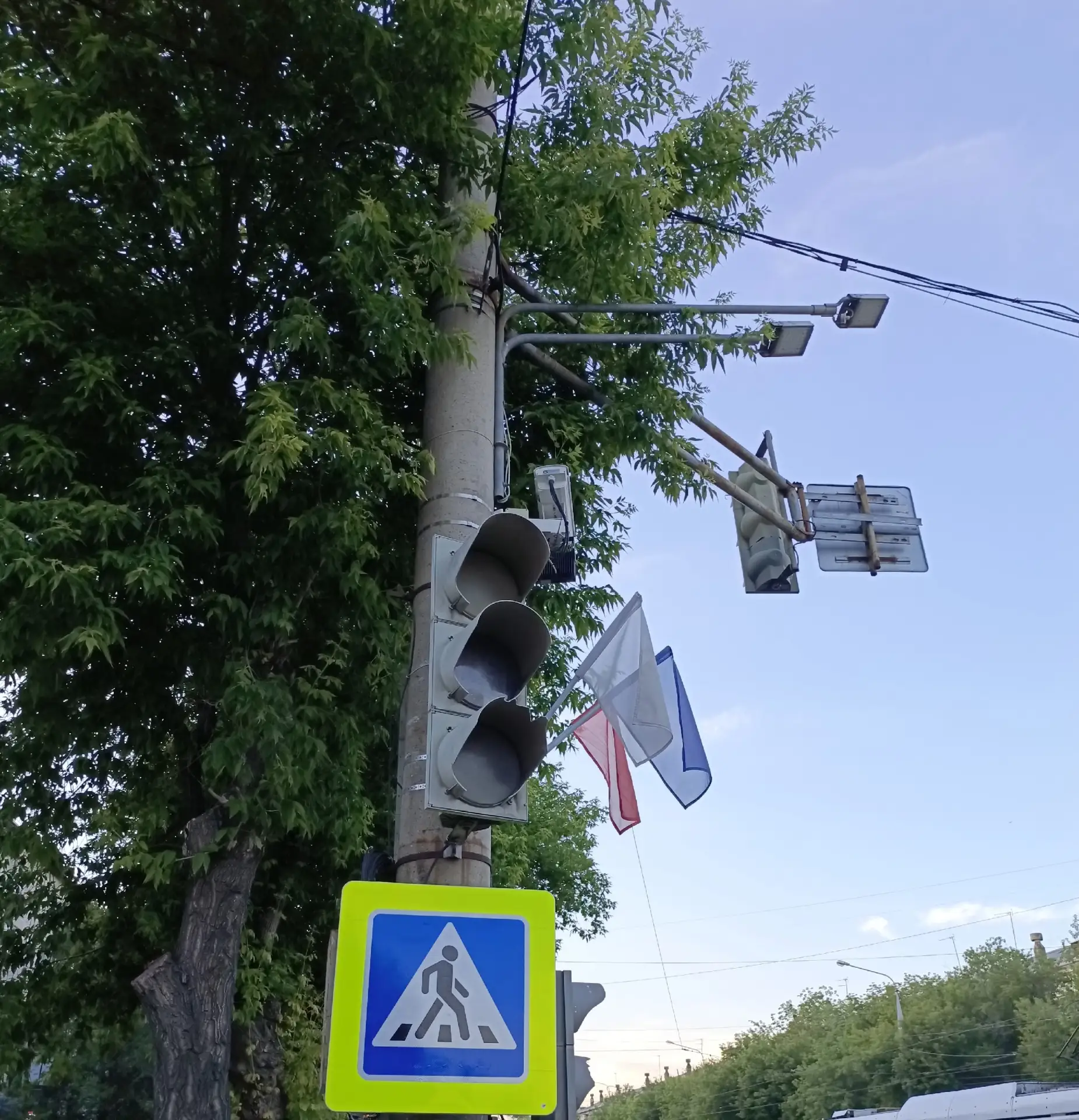 Здравствуйте.
Черное.Не работают светофоры на к.маркса 115.Анон

📍 Магнитогорск
👉 Подписаться
🔥 М