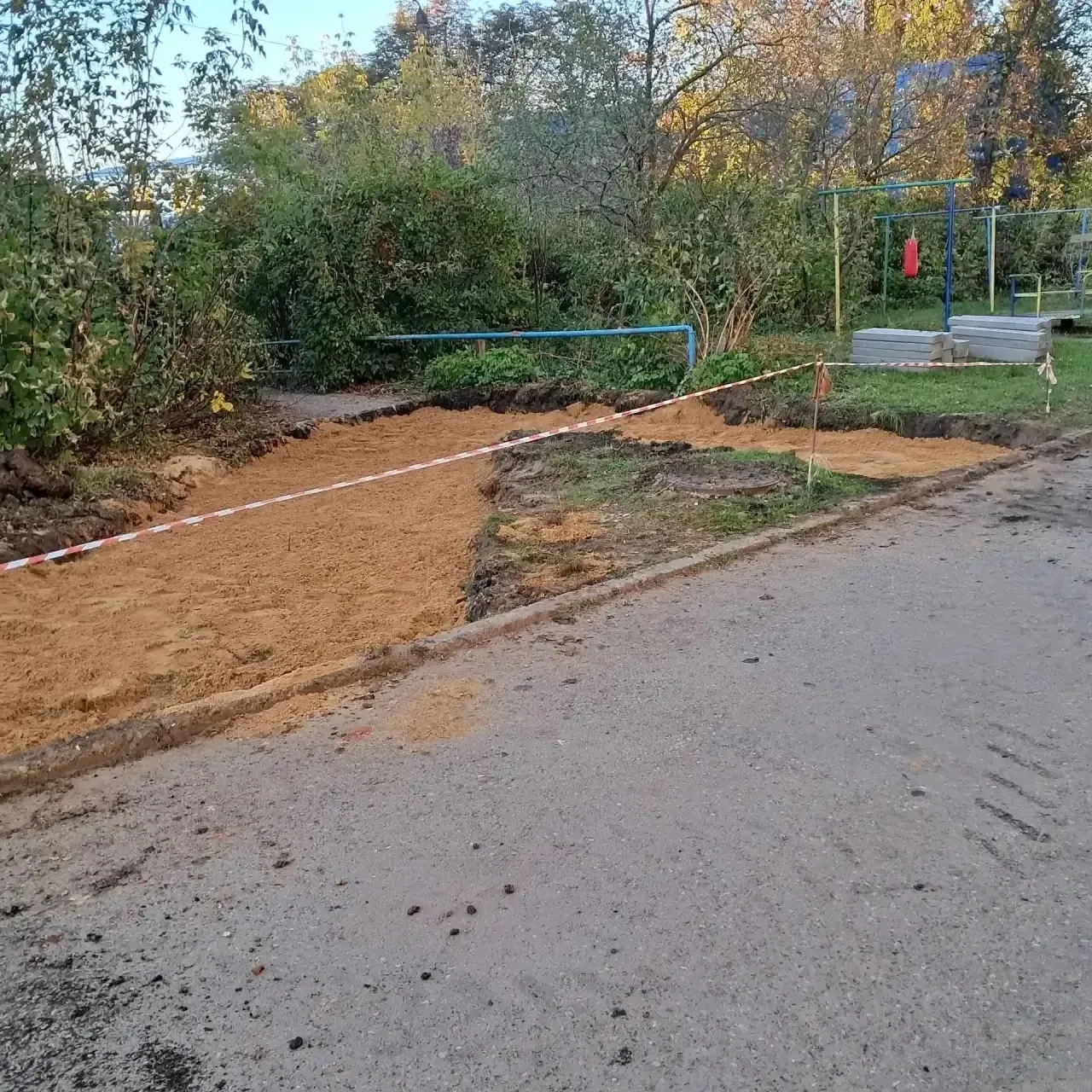 🚶 На улице Свободы в Канаше начали решать вопрос с обустройством тротуара.