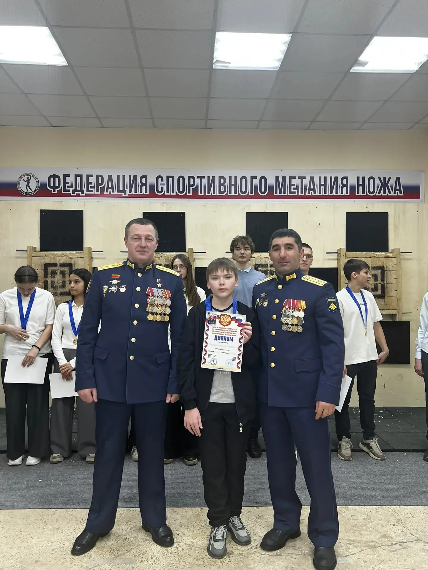 ⚔️Яркие броски и заслуженные награды: в нашей школе прошли соревнования по спортивному метанию ножа!
