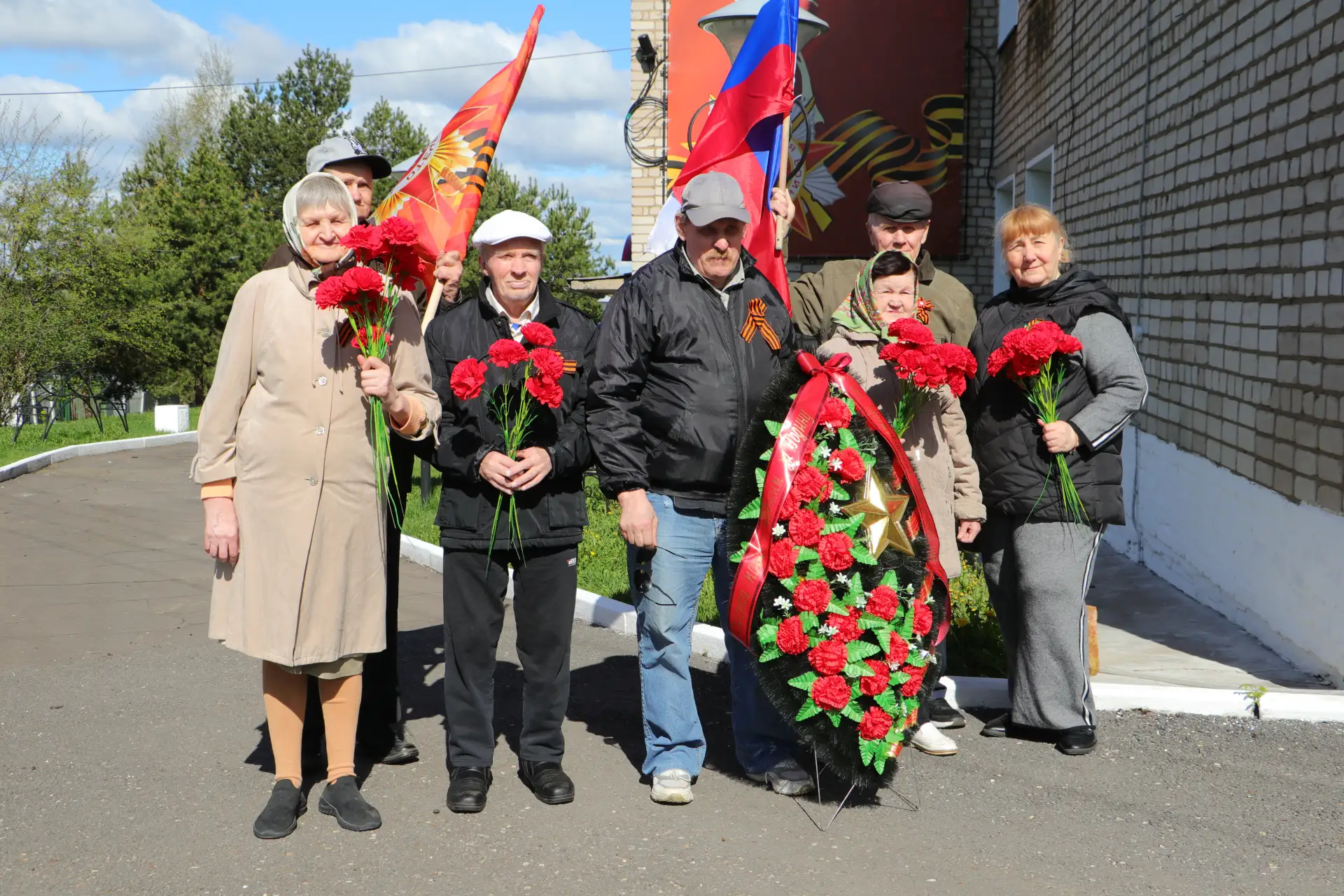 В Яранском доме-интернате сложилась замечательная традиция — возложение венка к памятно...
